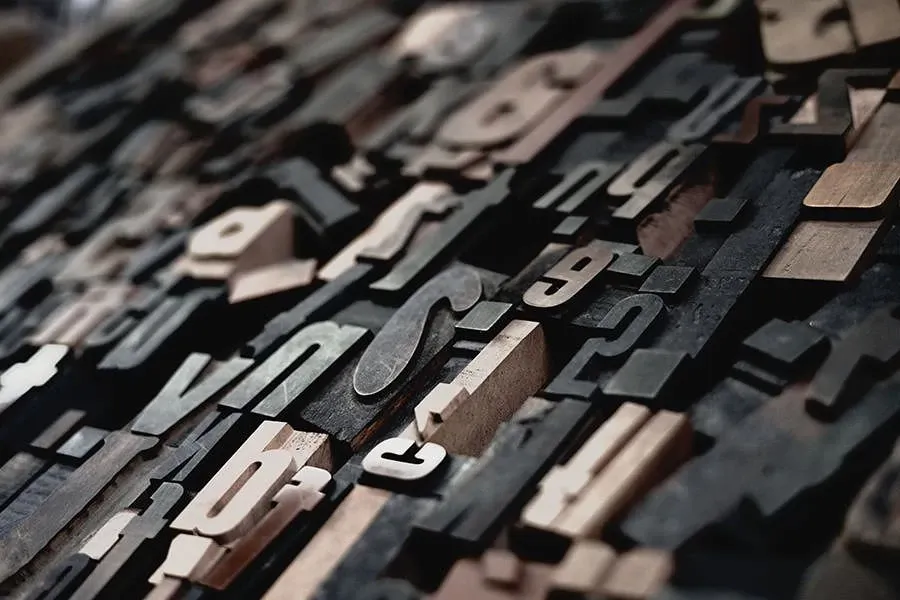 La Fast Typography accelera il processo di lettura aumentando la frequenza media di parole al minuto visualizzate sullo schermo.