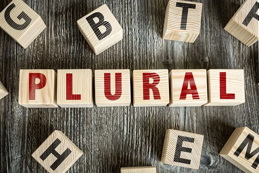John Mueller di Google ha spiegato i motivi che determinano risultati molto diversi per le versioni singolare e plurale della stessa frase di ricerca.
