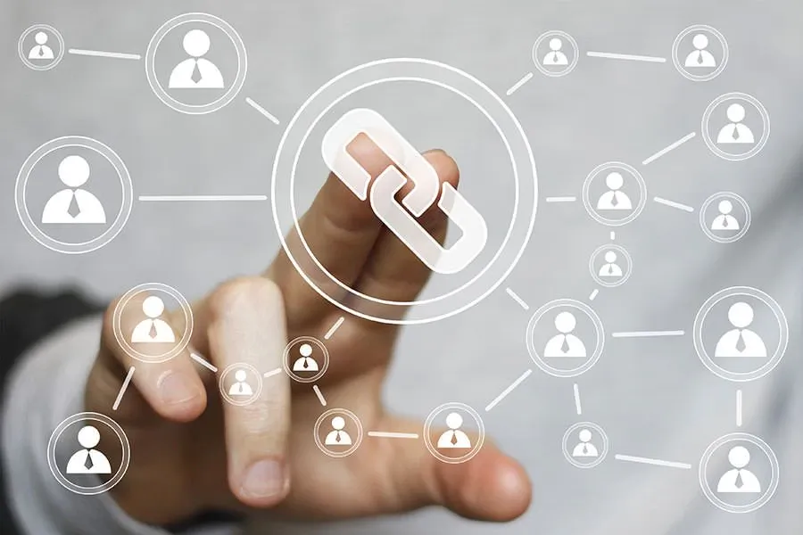Google ha annunciato l'introduzione di sponsored e ucg, due nuovi attributi per suggerire al motore di ricerca la natura dei link.