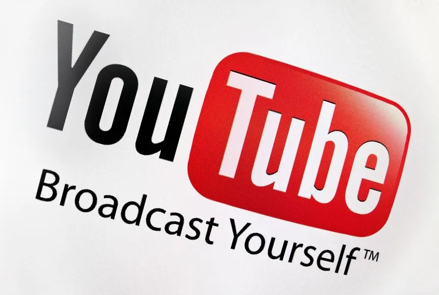 Per avere la visibilità su YouTube e far sì che i propri video siano in cima ai risultati delle ricerche, i fattori da ottimizzare sono molteplici e riguardano l'intero canale.