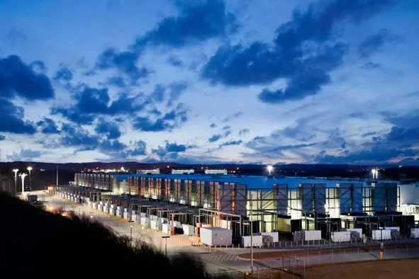 Entra nei datacenter di Google con una visita virtuale: una panoramica senza precedenti sulla tecnologia, le persone e i luoghi che mantengono Google in funzione.
