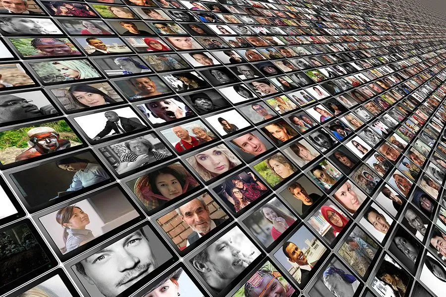 Il targeting demografico consente di raggiungere, o escludere, gruppi specifici di utenti in base a età, sesso, stato parentale o reddito del nucleo familiare.