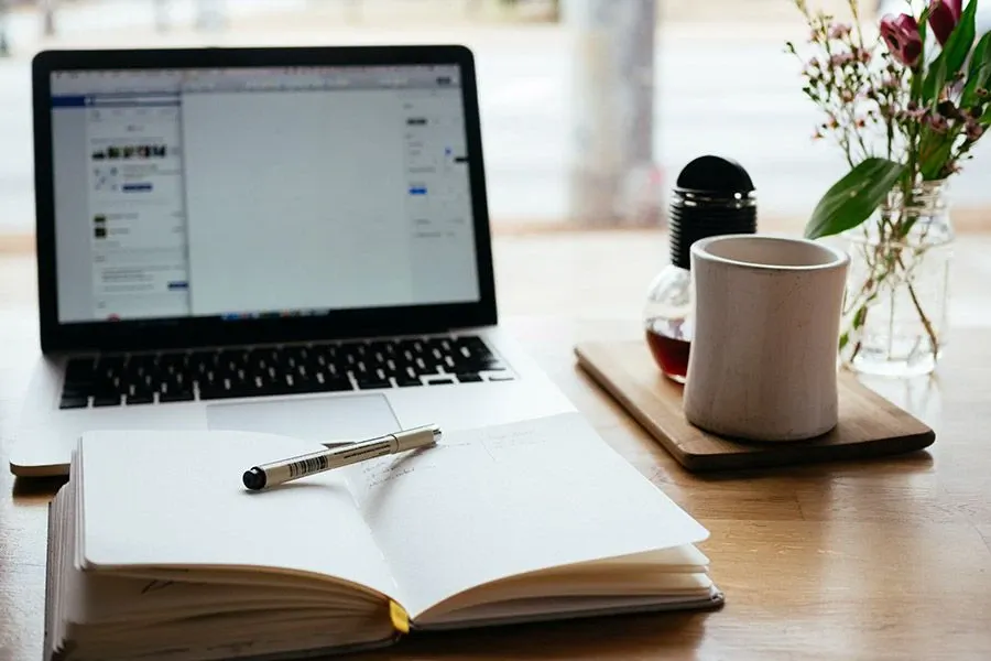 I contenuti tangenziali aiutano a costruire la fiducia in un'azienda e creano un collegamento positivo tra un testo utile e informativo e il Brand.