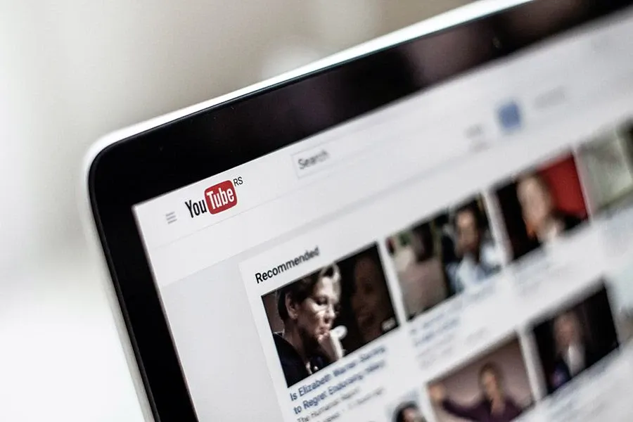 Per ciascun video caricato su YouTube è possibile inserire informazioni e settare impostazioni, tra queste ultime c'è la visibilità.